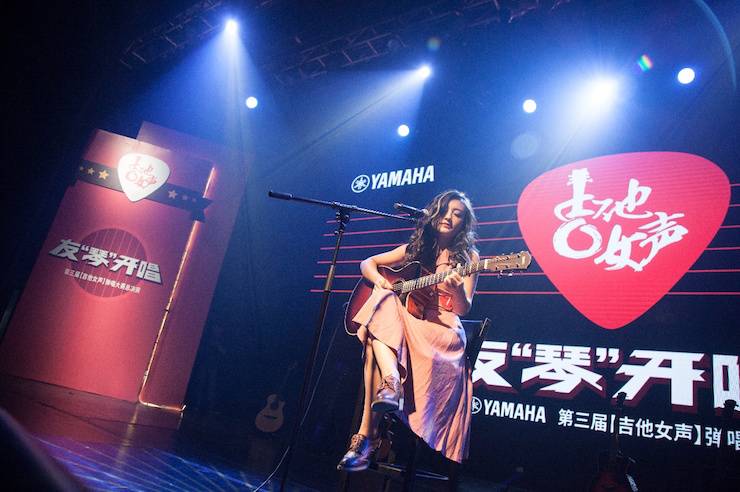 第四届“d88尊龙z6吉他女声弹唱大赛”总冠军出炉<br />温格夺冠，董冬冬担任评委